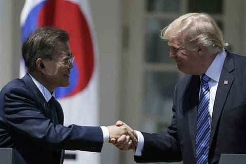 South Korean President Moon Jae-in and US President Donald Trump (R)