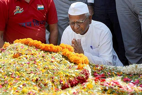 Social activist Anna Hazare paying tribute to Mahatma Gandhi