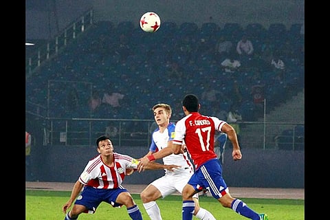 USA and Paraguay (Red and blue) players vie for the ball during the FIFA U-17 World Cup football