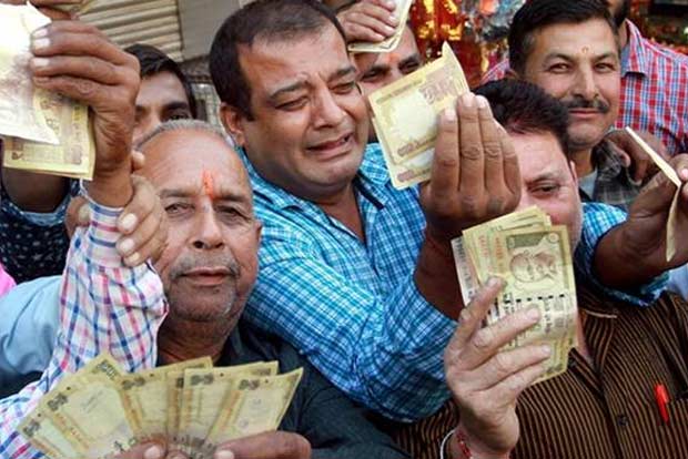 People showing demonetized 500 and 1000 rupees notes
