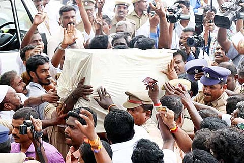 Gold armour of Muthuramalingam Thevar being taken into the bank