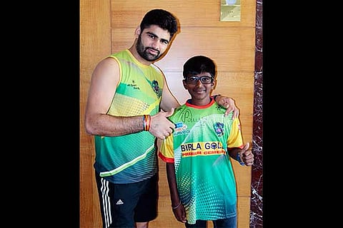 Dhiraj (right) with his idol Pardeep Narwa