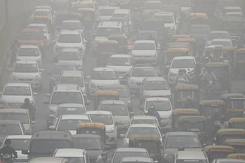 Vehicles drive through heavy smog in Delhi.(Photo: Reuters)