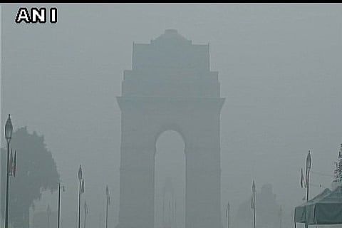 Dense smog continues in Delhi
