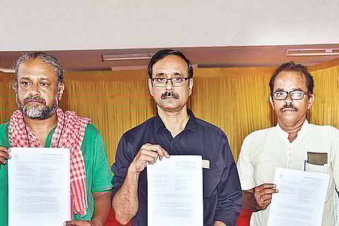 Nityanand Jayaraman (left) along with activists showing the study of Asif Qureshi, an IIT scientist