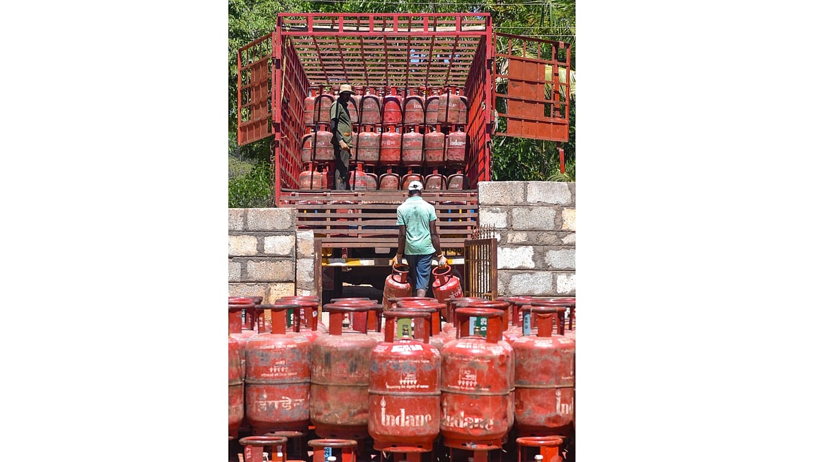Govt delivers 53.5 lakh LPG cylinders in a day, 98 pc bookings go digital