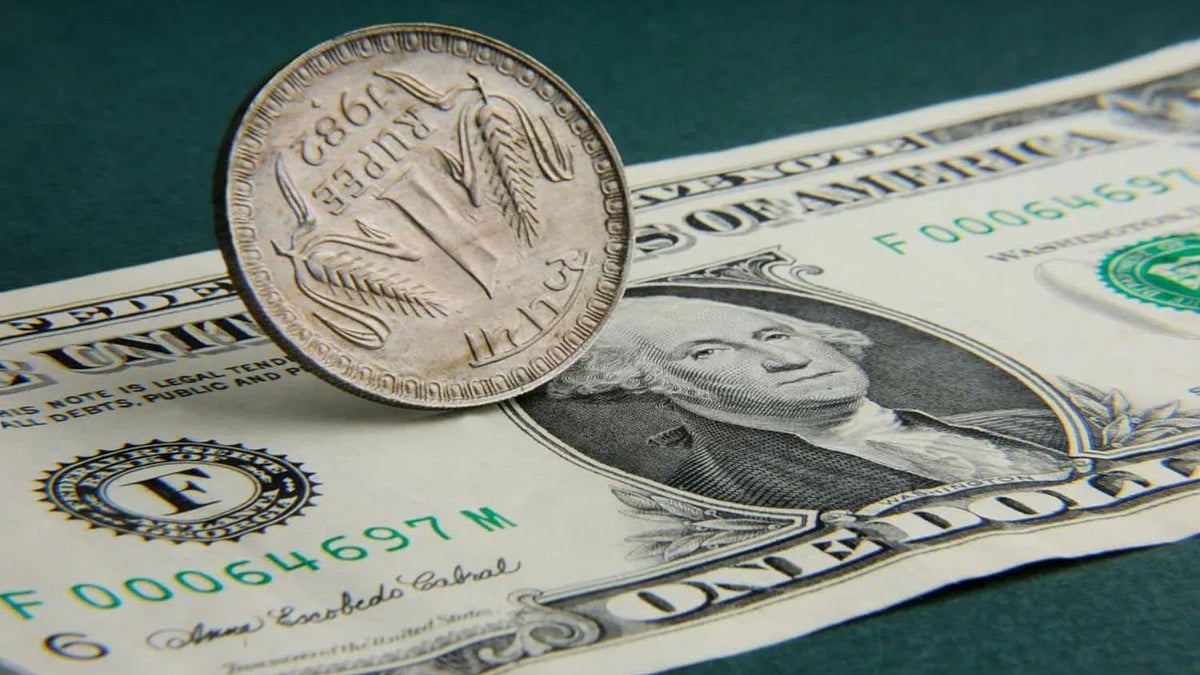 Rupee falls 29 paise to close at 95.22 against US dollar