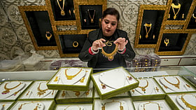Gold snaps 4-day rally, falls Rs 600 to Rs 1.66 lakh/10g amid profit booking