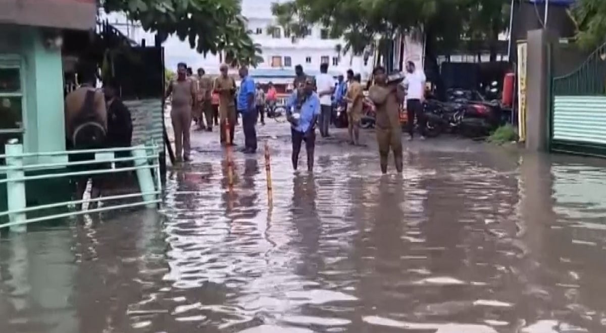 Tamil Nadu: Heavy rain floods Virudhunagar govt bus depot, disrupts ...