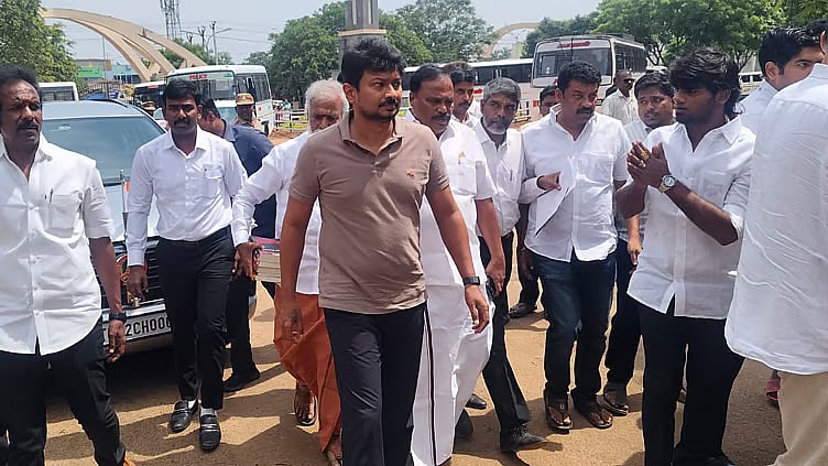 Udhayanidhi meets Anbil Mahesh at prison, ends speculations