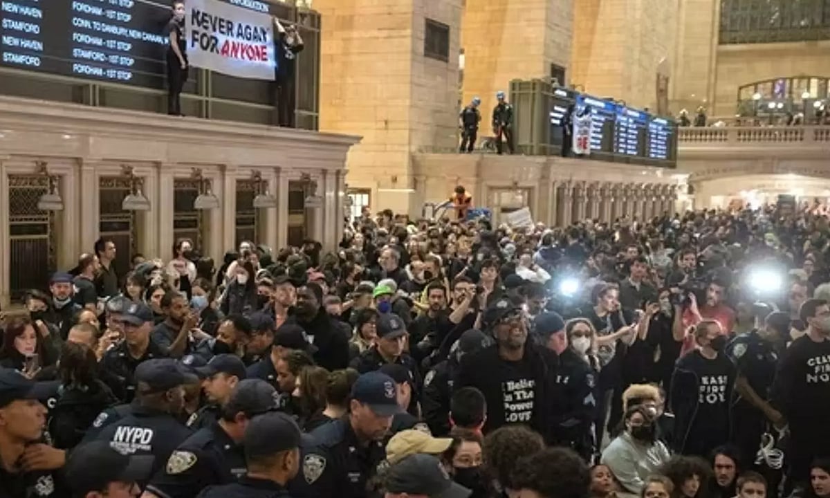 Protesters shut New York's Grand Central, seeking Gaza ceasefire