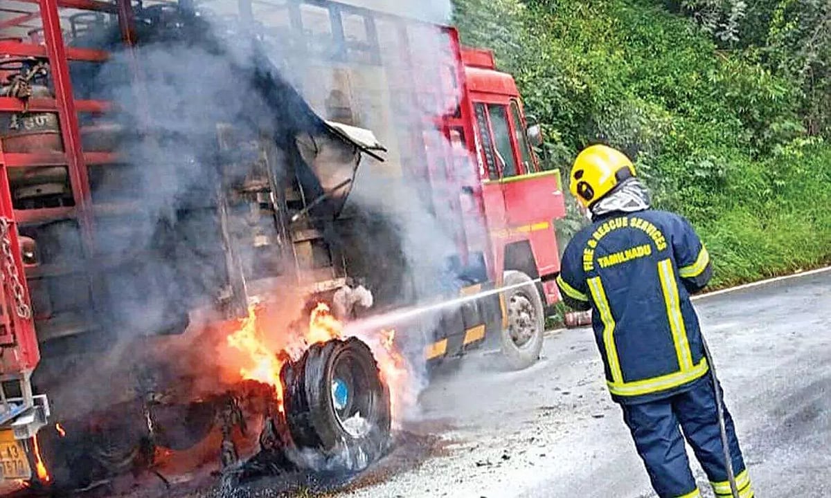 Truck laden with empty gas cylinders catches fire on ghat road near Burliar