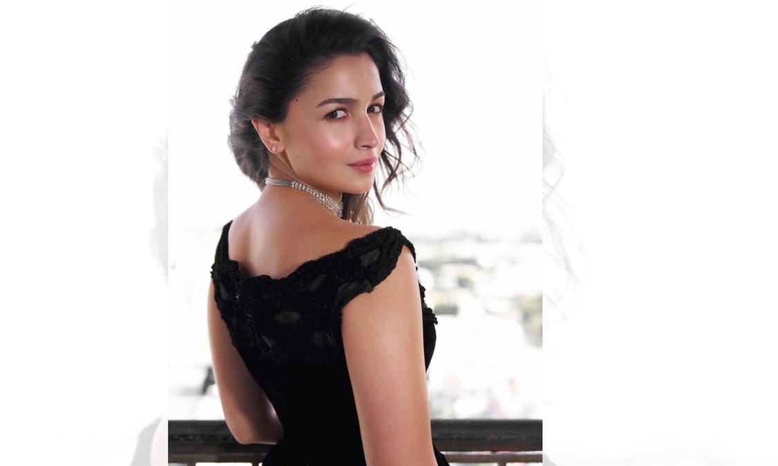 Alia Bhatt Cannes 2026: Sabyasachi Saree Look, Price, Photos और Viral Moments 1 879910 alia