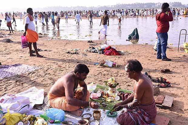 Lakhs perform rituals to ancestors across state