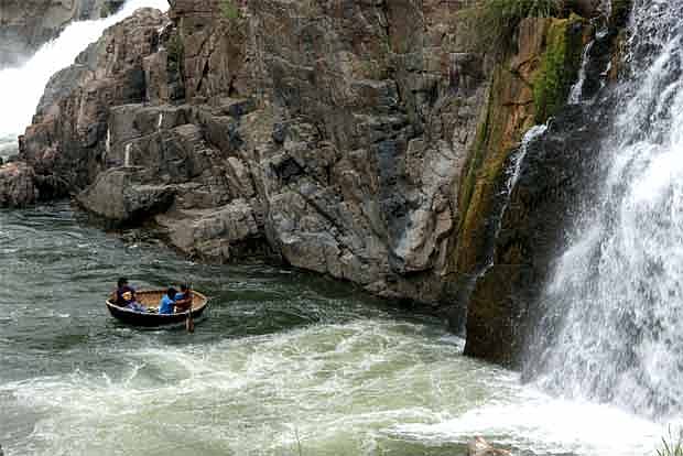 Coracle rides suspended at Hogenakkal