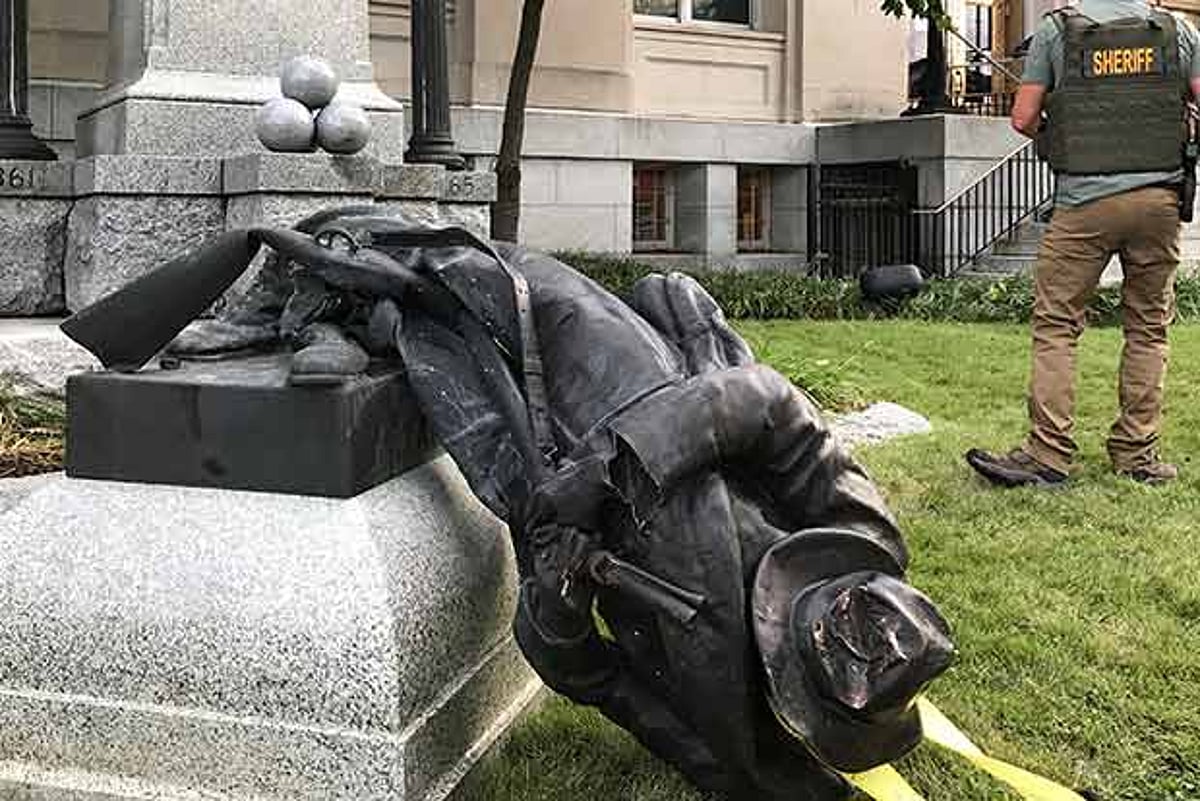 Bottom Statue Rope Protesters pull down Confederate statue