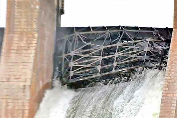 Krishnagiri dam gate breaks, flood alert issued to 5 districts