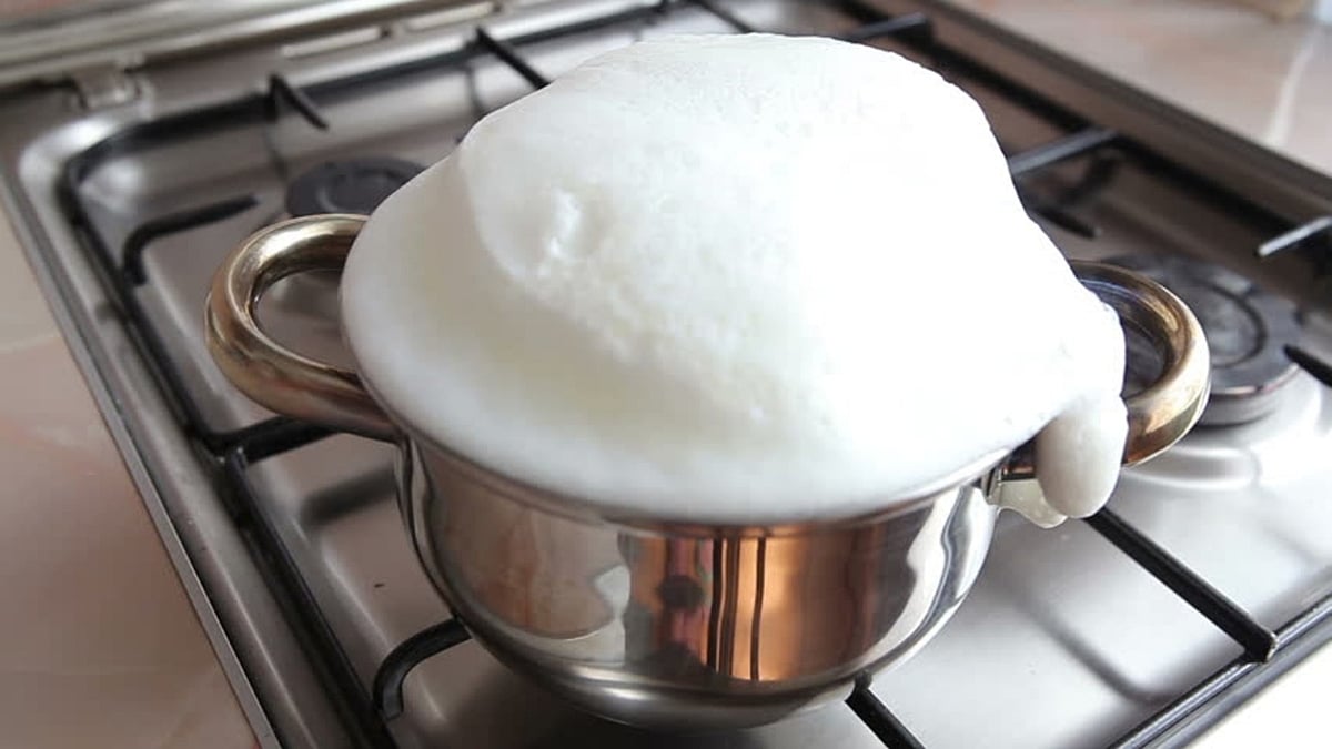 boiling milk: বিড়াল ছানার পিছনে এসে গরম দুধের পাত্রে পড়ে গেল শিশু,
