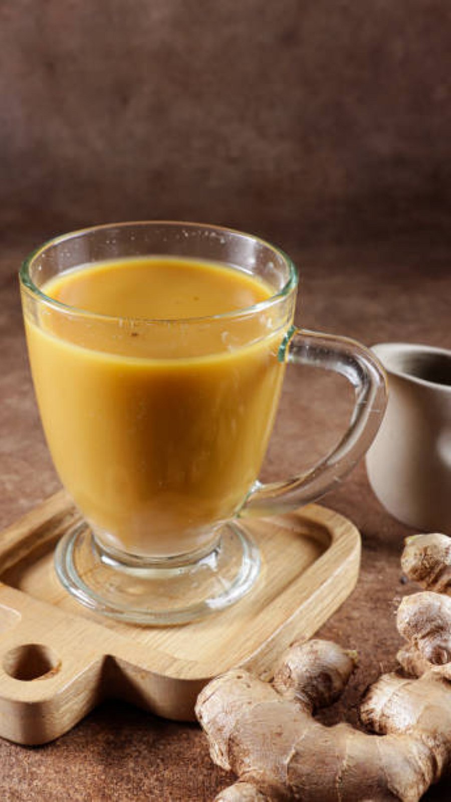 ginger milk tea: দুধ চায়ে কখন আদা দেবেন?
