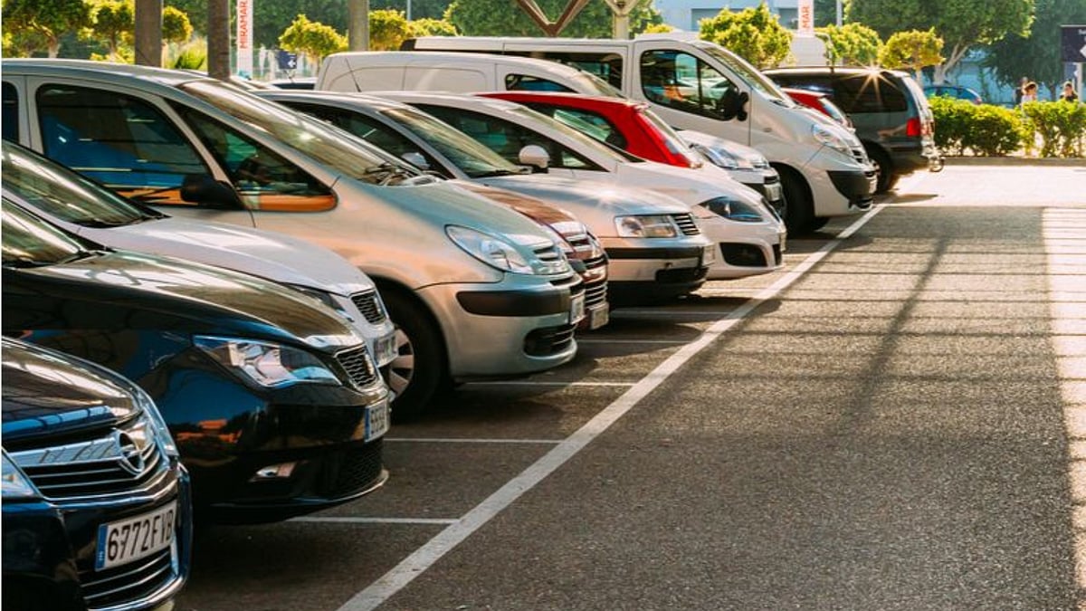 https://media.assettype.com/eisamay%2F2025-11-30%2Frbhycnif%2Fcar-parking?ar=40%3A21&auto=format%2Ccompress&enlarge=true&mode=crop&ogImage=true&overlay=false&overlay_position=bottom&overlay_width=100&w=1200