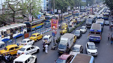 যানজটে আটকে গাড়ি।