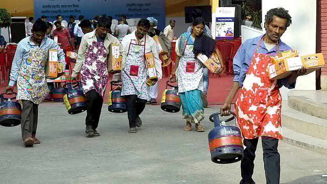 পরিযায়ী শ্রমিক ও ছাত্রদের সুবিধার্থে ফ্রি ট্রেড এলপিজি সিলিন্ডারের জোগান বাড়াল কেন্দ্র