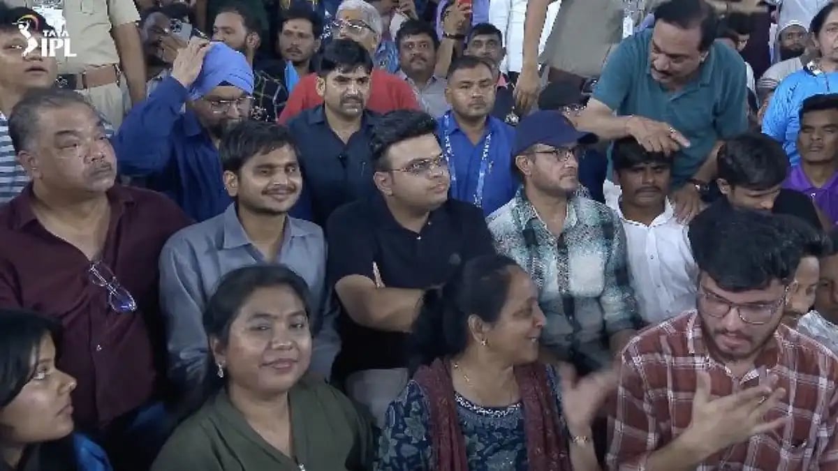 সাধারণ মানুষের ভিড়ে সৌরভ ও জয় শাহ, নেটিজেনদের মন জয় করলেন দুই তারকা! সাধারণ মানুষের ভিড়ে সৌরভ ও জয় শাহ, নেটিজেনদের মন জয় করলেন দুই তারকা!