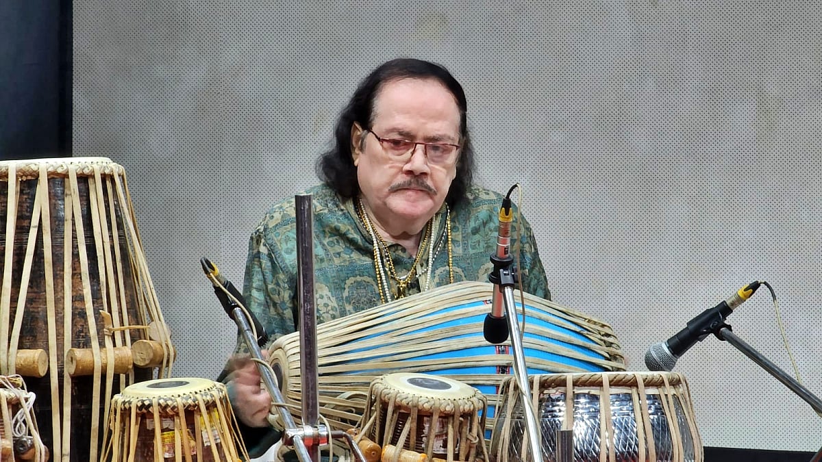 দেশ ছাড়িয়ে বিদেশের মঞ্চেও অমলিন পণ্ডিত বিপ্লব মণ্ডলের তবলার জাদুময় সুর! দেশ ছাড়িয়ে বিদেশের মঞ্চেও অমলিন পণ্ডিত বিপ্লব মণ্ডলের তবলার জাদুময় সুর!