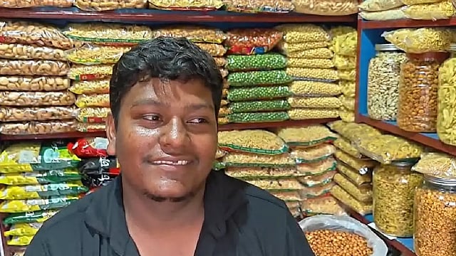 ‘ভিআইপি’ ঝালমুড়িওয়ালা! মোদীজির সঙ্গে সাক্ষাতের  পর সেলফি তোলার লম্বা লাইন বিক্রমের দোকানে