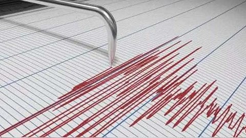 ৭.৪ মাত্রার ভূমিকম্পে কেঁপে উঠল জাপান, আছড়ে পড়ল সুনামির ঢেউ