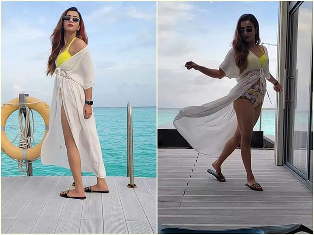 শ্রাগ উড়িয়ে খোলা চুলে পোজ দিয়েছেন কৌশানি। পা সুন্দরভাবে ফ্লন্ট করেছেন। তাঁর এই লুক সত্যিই প্রশংসা করার মতো। বেশ হট!