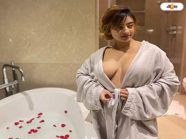 সাদা তোয়ালে দিয়ে লজ্জা নিবারণ। বাথরুমের আয়নার দিকে সেক্সি লুকে পোজ অঙ্কিতার। উন্মুক্ত বক্ষবিভাজিকায় চোখ আটকেছে নেটবাসীর।