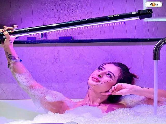 বাথটবে সাবানের ফ্যানার মাঝে উপচে পড়ছে হটনেস। মোহময়ী অঙ্কিতার ফেনায় ঢাকা শরীরের উষ্ণতায় মজে ভক্তরা। সঙ্গে দেদার ফটোশ্যুট।