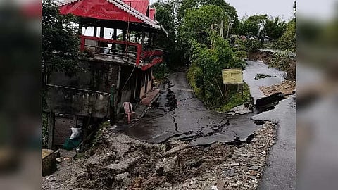 Darjeeling Landslide,টানা বর্ষণ-ধসে বিপর্যস্ত পাহাড়, পর্যটকদের জন্য জারি  সতর্কবার্তা - due to heavy rain landslide at many places in hills - eisamay