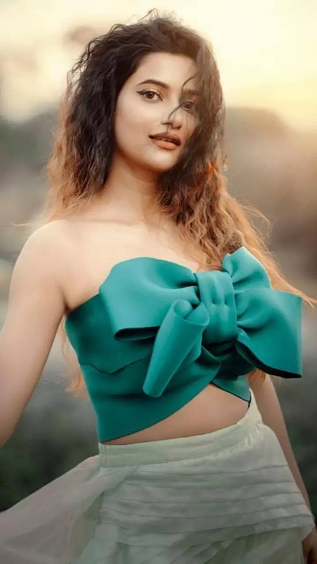 Uyda yalangoch holda chiroyli rus milfning fotosurati