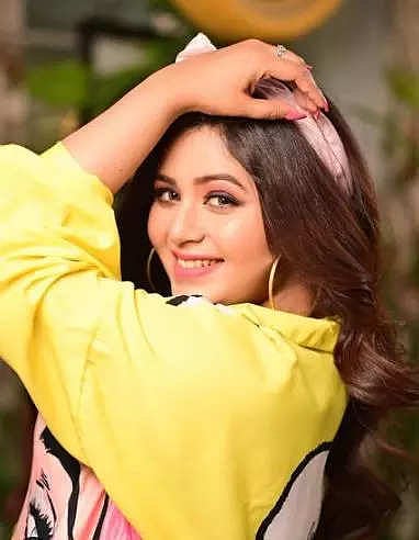 Xonada tanho porno video Negligee ichida külotsiz qiz porno video