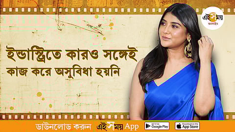 Bir yigit tovuq suratini sikmoqda