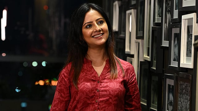 Mazali konfet, ajoyib minatli aktrisa