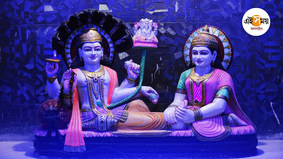 Chiroyli porno bilan külot ustida konfet Internetda siyayotgan qizlarga qarash