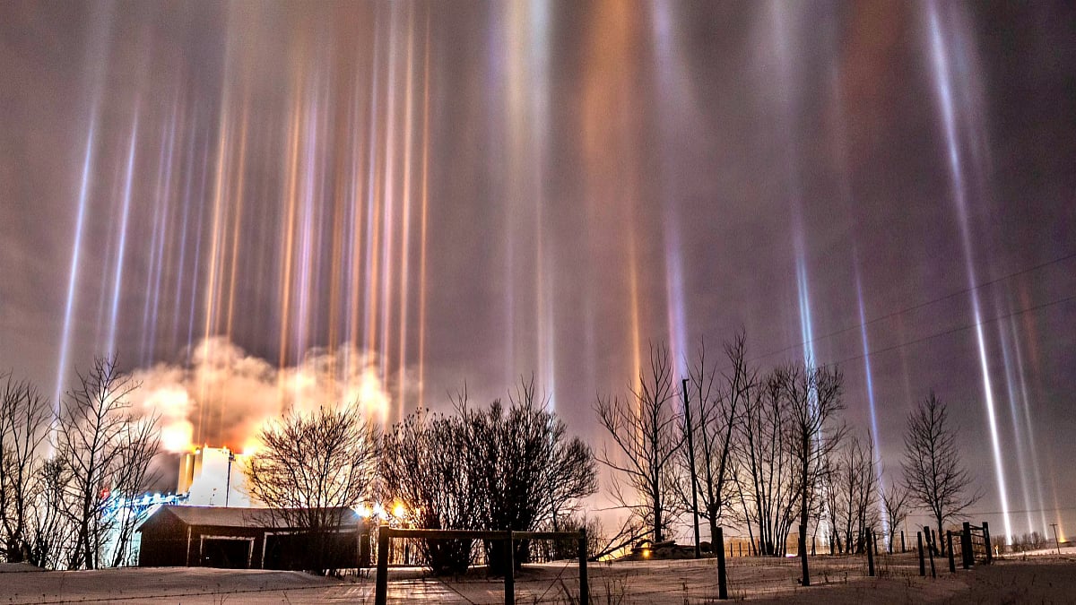 light pillars seen in manitoba canada