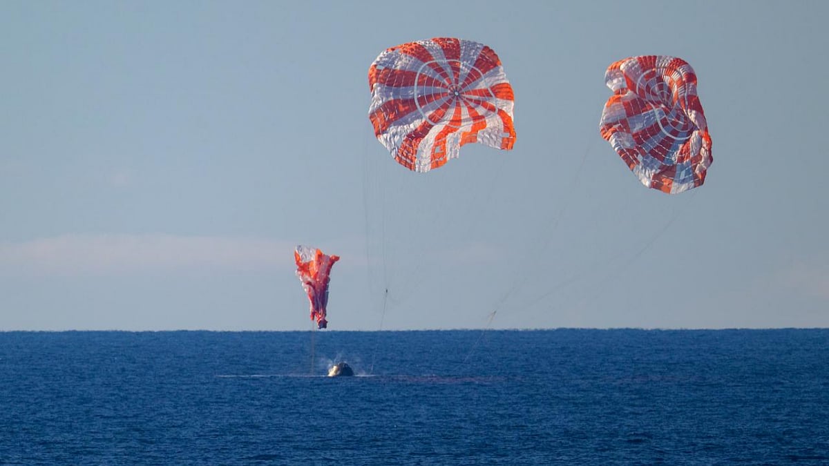 splashdown moment of Artemis II
