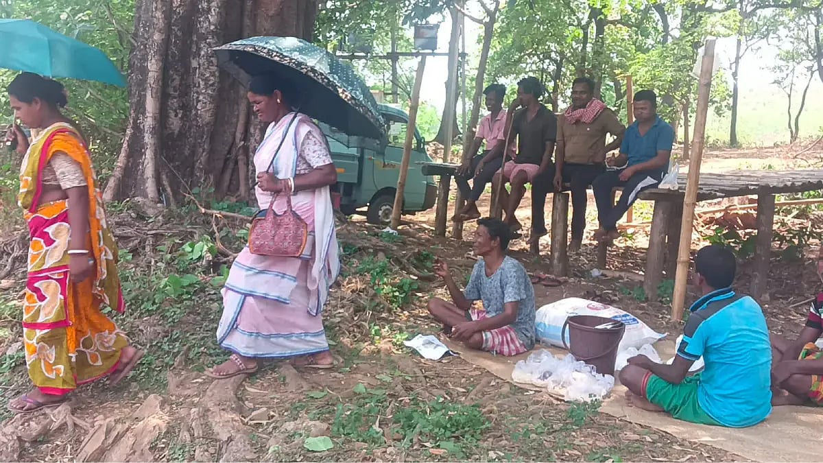 many people sat down in mat 