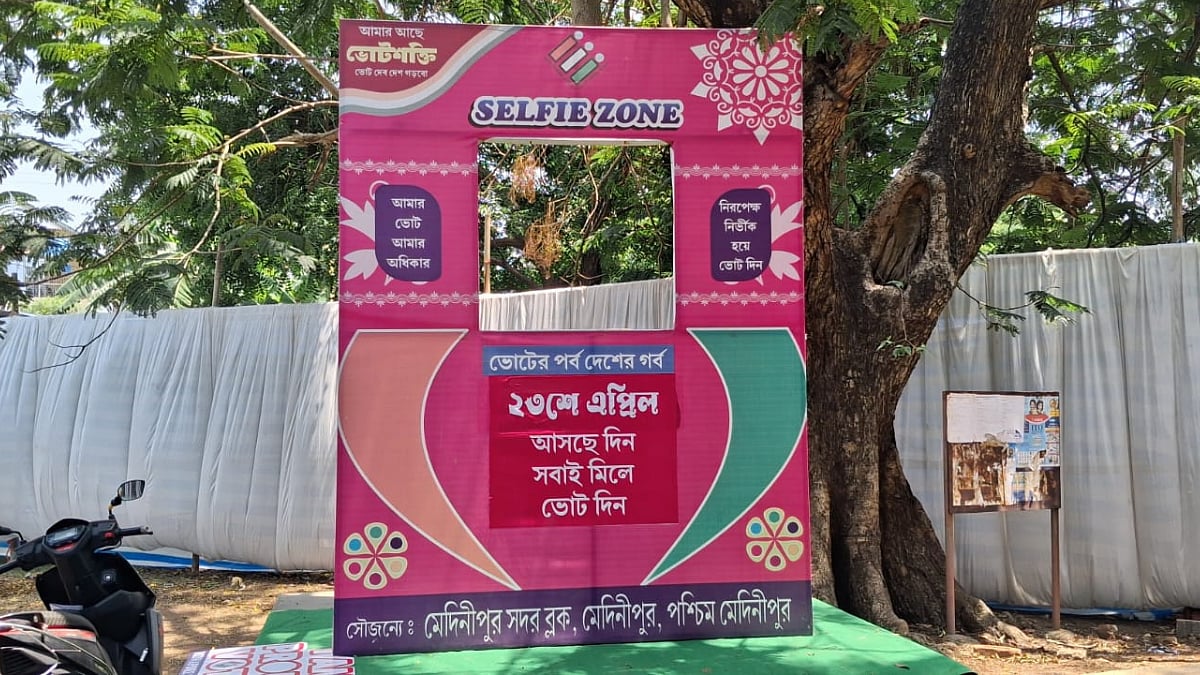 Selfie Zone at pink booth