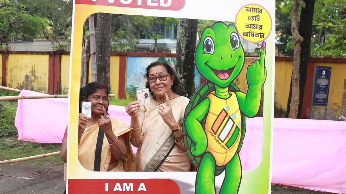 2 old lady took selfie