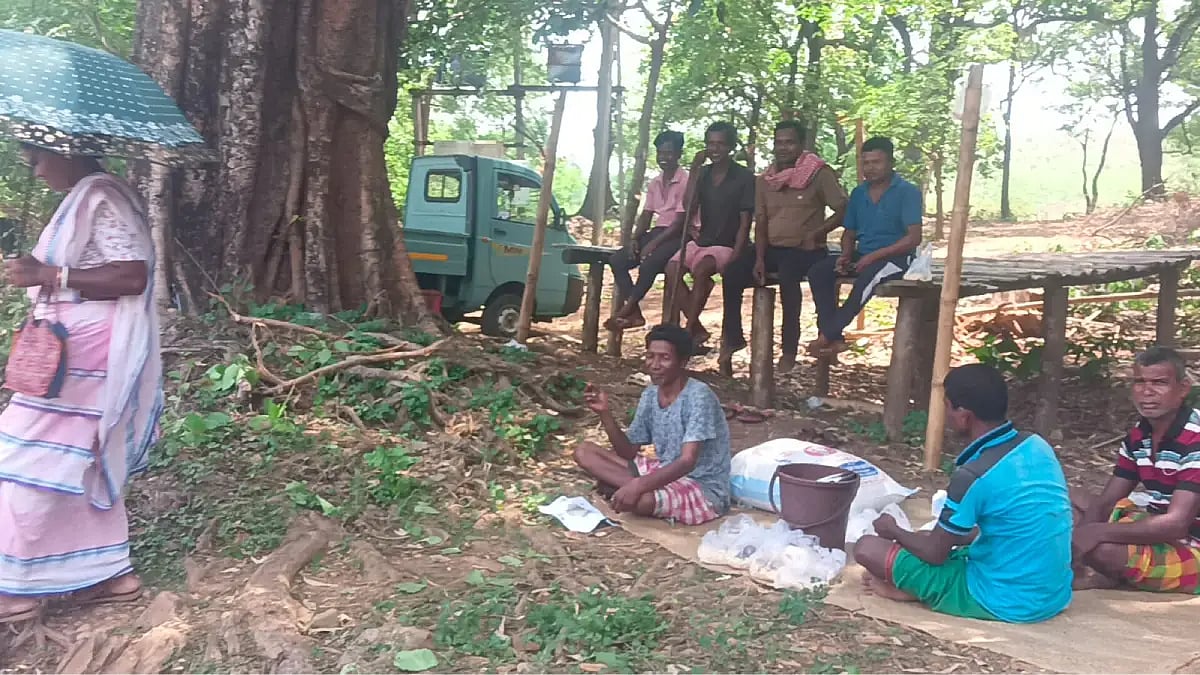 many people sat down in mat 