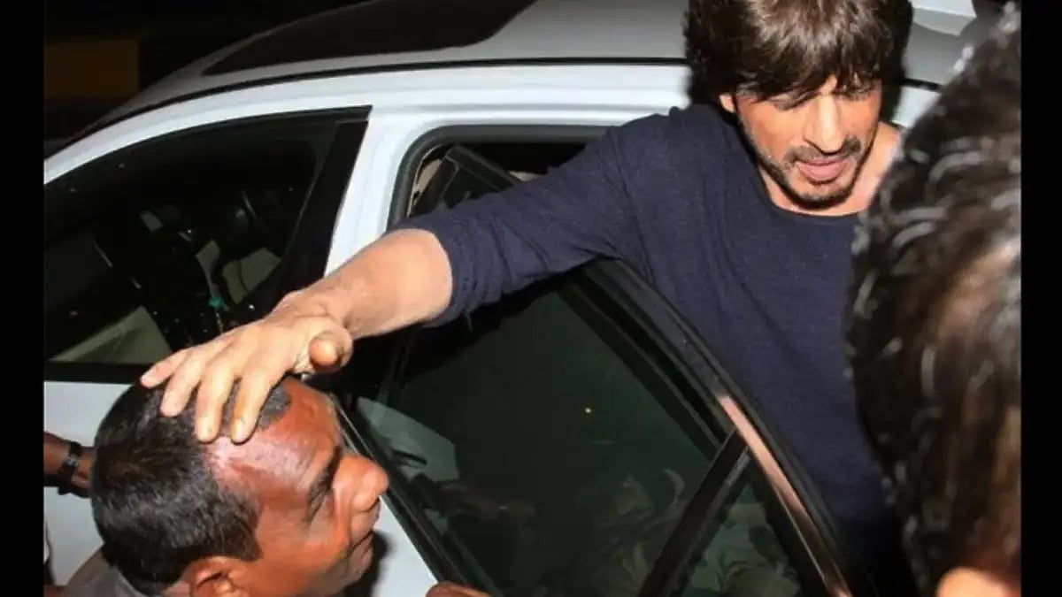 Shah Rukh Khan's old video of helping senior citizen fan