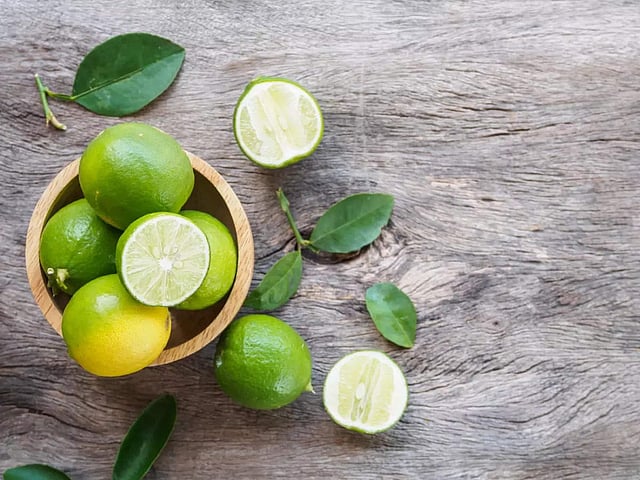 Semiz qiz sikini siltab tashladi Qizlarning etiklarini opish va yalash (foto)