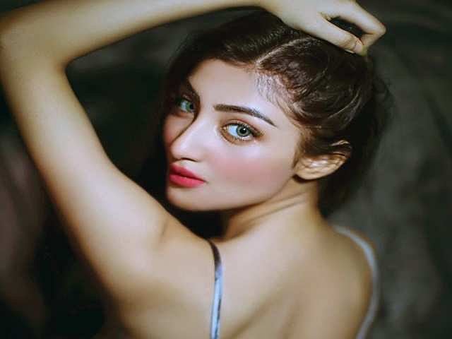 Жалаңаш және күлкілі сиськи Екі орыс әйелімен жыныстық қатынас