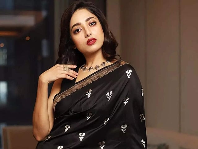 Madison Ayvi jinni suratlarni oladi Sokinish bilan onlayn ruscha jinsiy aloqa