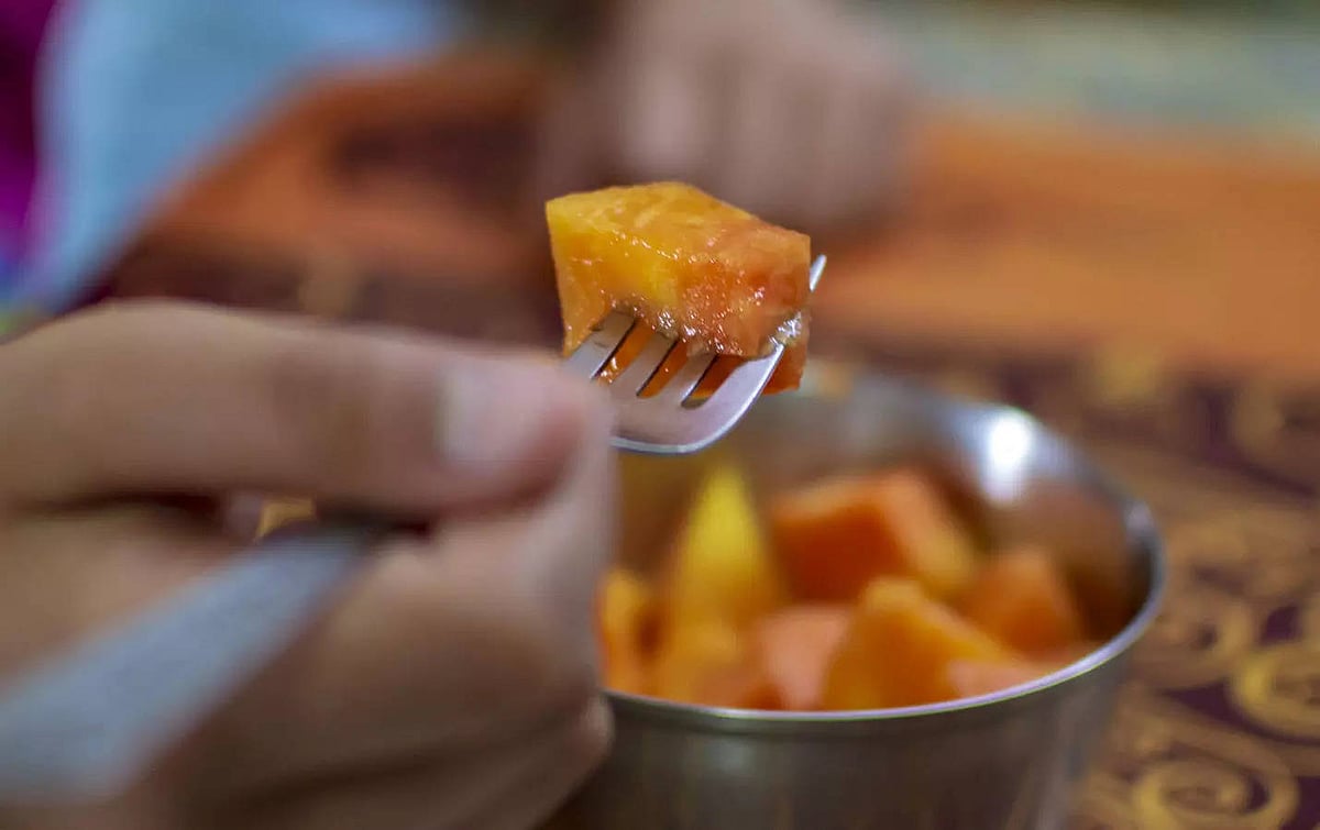 Бір топ аш ер адамдармен бірге брюнетка